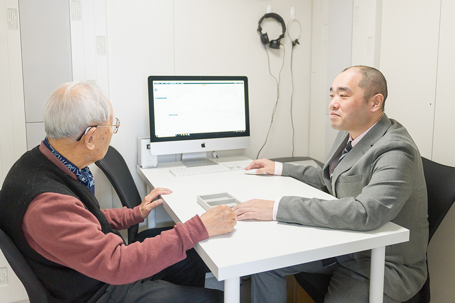 補聴器の貸し出し時の様子