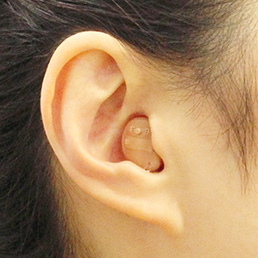 耳かけ型補聴器の装着状態